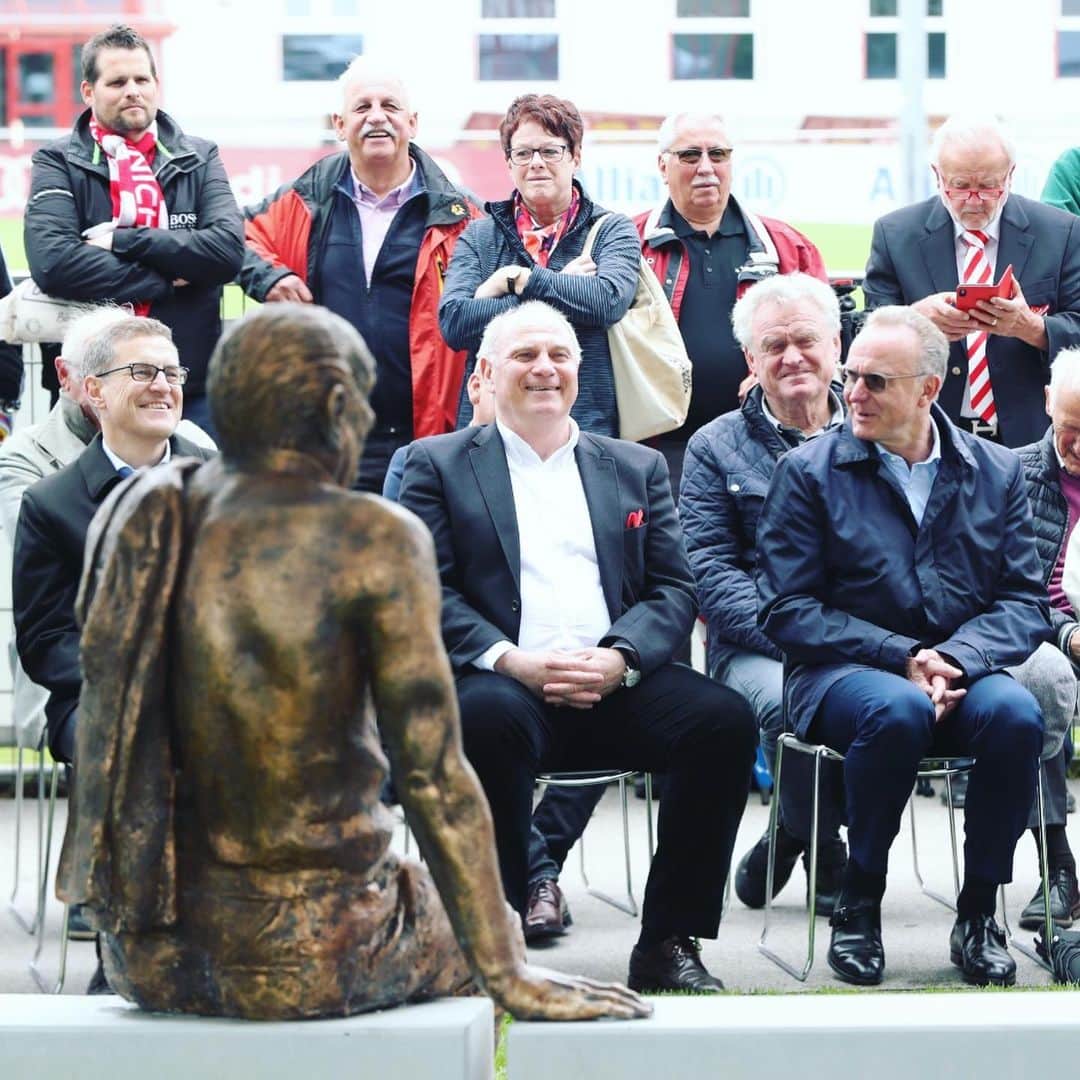 バイエルン・ミュンヘンさんのインスタグラム写真 - (バイエルン・ミュンヘンInstagram)「Welcome back, Kurt! 🔴⚪ . Celebrations today at the Säbener Straße as a bronze statue of former club president Kurt #Landauer was unveiled at the #FCBayern training facilities. . #MiaSanMia」5月23日 3時05分 - fcbayern