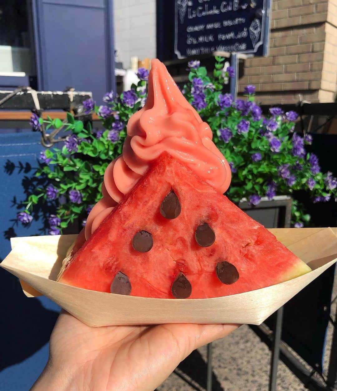 DOMINIQUE ANSEL BAKERYさんのインスタグラム写真 - (DOMINIQUE ANSEL BAKERYInstagram)「Welcoming summer here in the West Village with our What-a-Melon Soft Serve. 🍉 Our @dominiqueanselkitchen soft serve window opens today at 3pm. See you there. 😎  Hours: Wed-Thurs 3-9pm, Fri-Sat 12-10pm, Sun 12-9pm.」5月23日 3時12分 - dominiqueansel