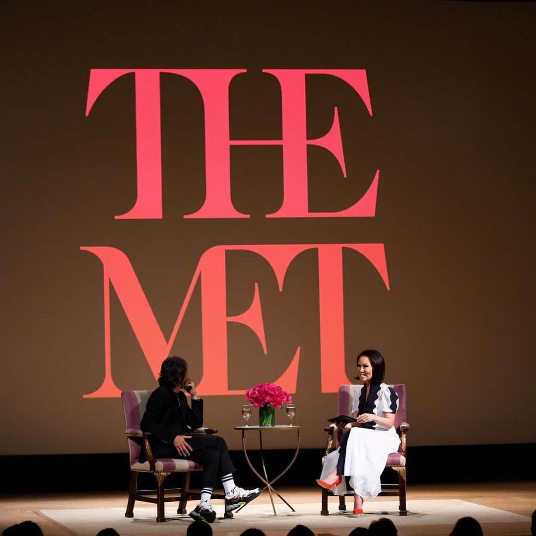 Valentinoさんのインスタグラム写真 - (ValentinoInstagram)「“Everyone has to be allowed to dream.” Yesterday at the @metmuseum @metcostumeinstitute, creative director @pppiccioli sat down with journalist @thealinacho to discuss clothing and the stories we tell through it. Visit our Facebook page to watch the entire talk. #AtelierAlinaCho」5月23日 3時14分 - maisonvalentino