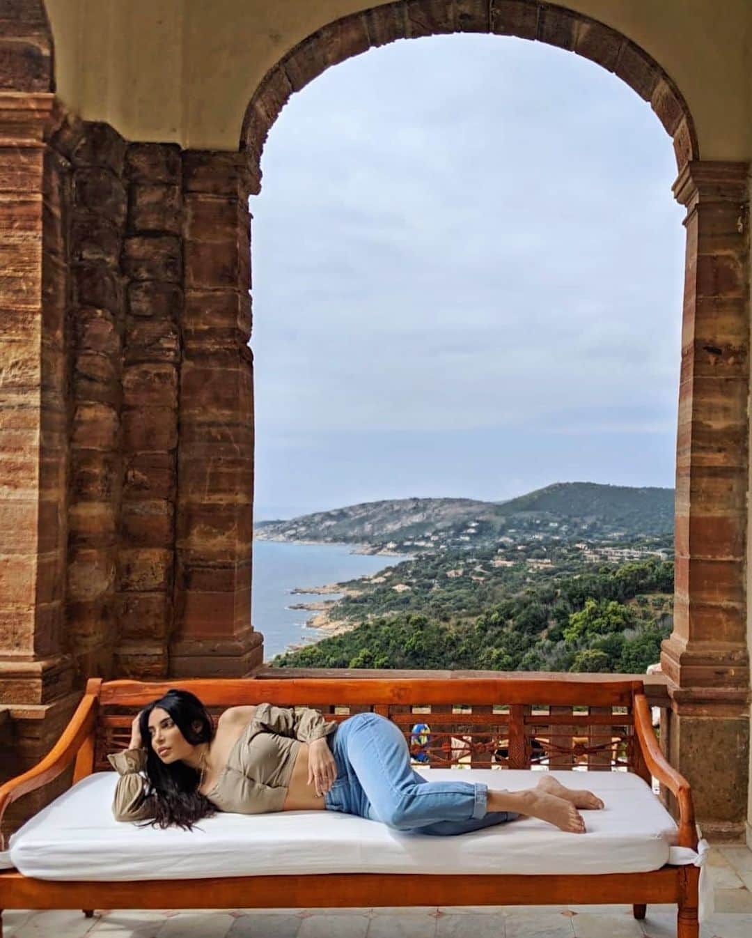 sananasのインスタグラム：「Nouvelle vidéo en ligne ! 😆  PS : Si vous me cherchez sachez que je ne bouge pas d’ici ... Ma sœur est tellement fière de ses photos ! Je dois bien avouer qu’elle a toujours de bonnes idées 😍Si vous aimez, likez elle va être contente ahah 💚 . #ChateauVolterra #MercierMoments #ThanksSisterYouAreTheBestPhotographerEver」