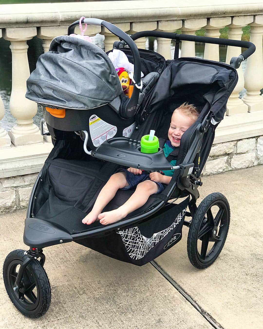 カーリー・パターソンのインスタグラム：「Taking advantage of this nice day and getting some walking in🙌🏼 The whole fam is loving this @bobgearus stroller! Graham loves riding right next to his sister🥰」