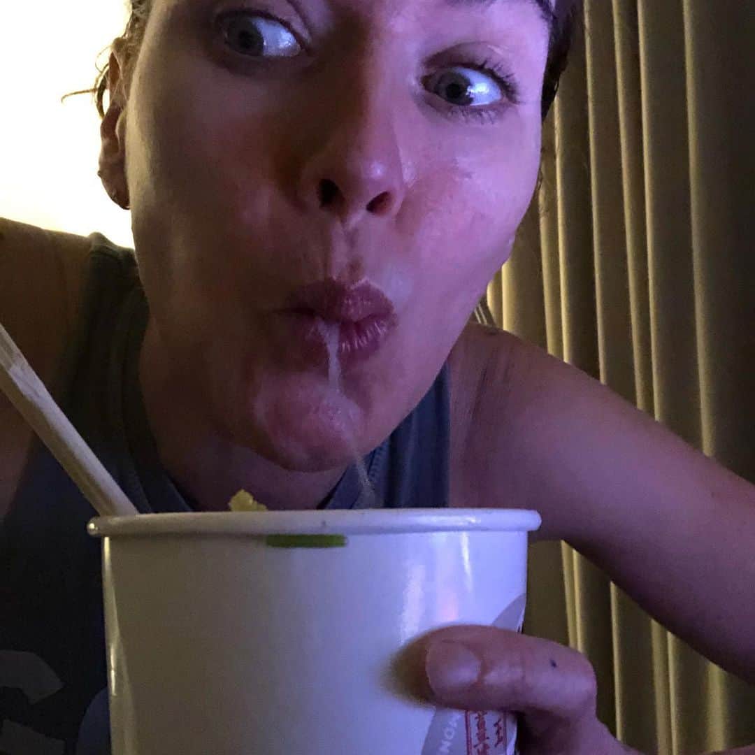 レナ・ヘディのインスタグラム：「Ok ok this soup is FECKING otherworldly amaze balls ... trash TV and noodles .. All a girl needs 💪💗」