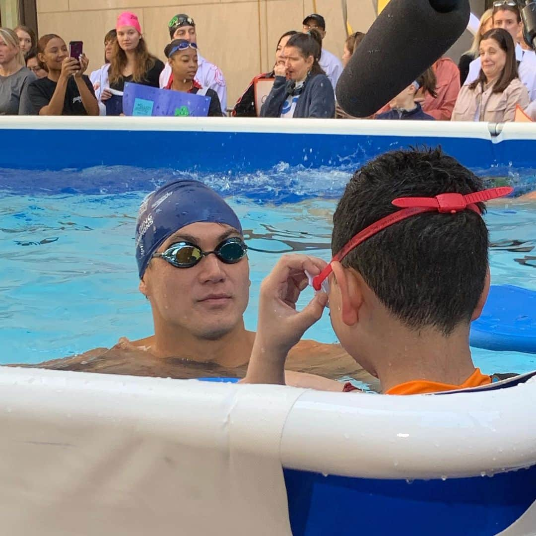 ネイサン・エイドリアンさんのインスタグラム写真 - (ネイサン・エイドリアンInstagram)「Get your #GogglesOn for the @usaswimming Foundation! We spent the morning on the @todayshow spreading the word about how important swimming lessons are to save lives!  Check out the link for more information on where to find swim lessons near you: https://www.usaswimmingfoundation.org/ #drowningprevention #swimming #swimlessons」5月23日 3時23分 - nathangadrian