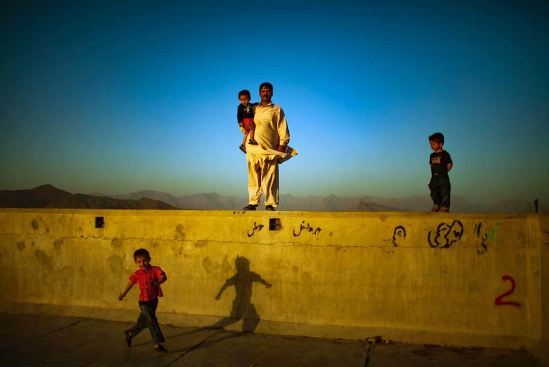 ナショナルジオグラフィックさんのインスタグラム写真 - (ナショナルジオグラフィックInstagram)「Photo by Michael Christopher Brown @michaelchristopherbrown | A man and his children play around an Olympic-size pool atop Bibi Mahroo Hill, commonly known as Swimming Pool Hill, in Kabul, Afghanistan. Once used by the Taliban as an execution ground, the area now has benches and shaded areas to take in panoramic views of the city.」5月23日 3時42分 - natgeo