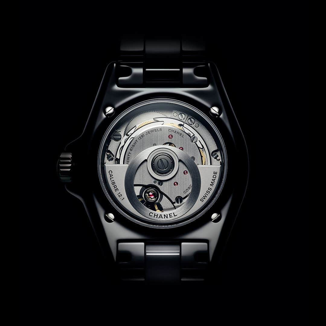 シャネルさんのインスタグラム写真 - (シャネルInstagram)「THE NEW J12. IT'S ALL ABOUT SECONDS. Stop for one second to discover the new J12. A legend in watchmaking, the timepiece has been reinvented while preserving its identity. A new way to see time. Discover the collection - link in bio #TheNewJ12 #CHANELWatches #ItsAllAboutSeconds #AnnaMouglalis」5月23日 3時43分 - chanelofficial