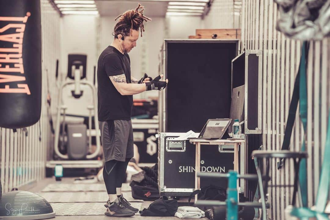 Shinedownさんのインスタグラム写真 - (ShinedownInstagram)「It’s #wellnesswednesday... How will you GET UP today? 💪 . . 📷 @sanjayparikhphoto #shinedown #attnattnworldtour #getup #getupandworkout #workoutmotivation」5月23日 3時44分 - shinedown