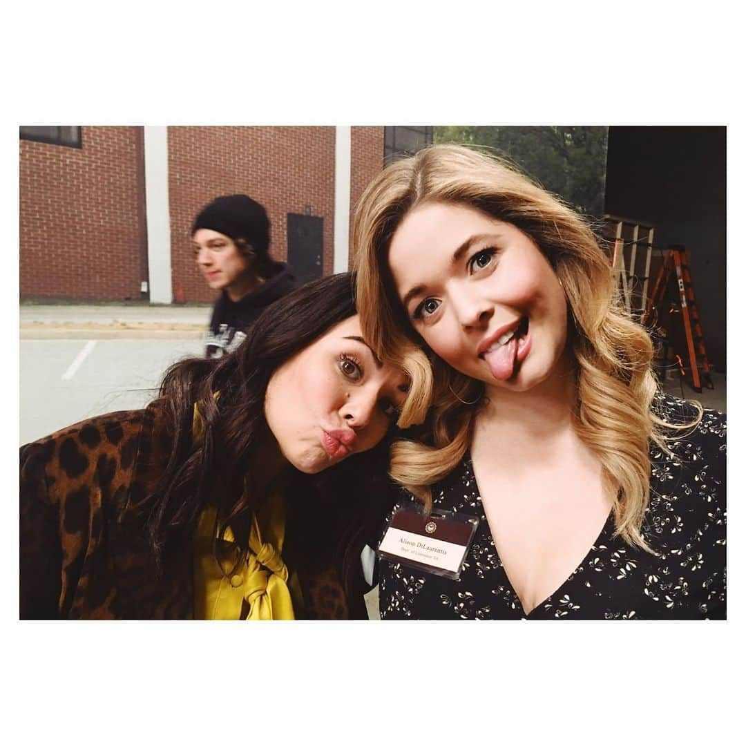 サーシャ・ピーターズさんのインスタグラム写真 - (サーシャ・ピーターズInstagram)「Shooting #plltheperfectionists has been an absolute pleasure! I’m so blessed to have worked with yet another amazing cast and crew! We’ve put a lot of laughter, blood, sweat, and tears into this show. I hope you enjoy the finale as much as I loved filming it! Here’s a few memories. (ALSO...missing @evanbittencourt and @kellyrutherford in these 😭)」5月23日 3時47分 - sashapieterse