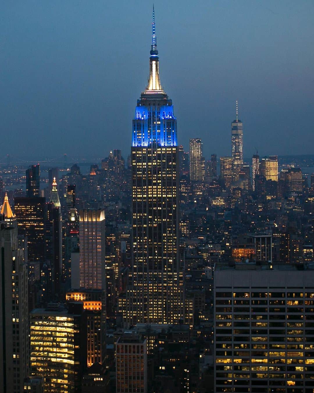 Empire State Buildingさんのインスタグラム写真 - (Empire State BuildingInstagram)「Celebrating @columbia’s 265th Commencement & their 2019 class with lights in blue and white tonight! #EmpireStateBuilding #ColumbiaUniversity 🔵⚪️」5月23日 4時03分 - empirestatebldg