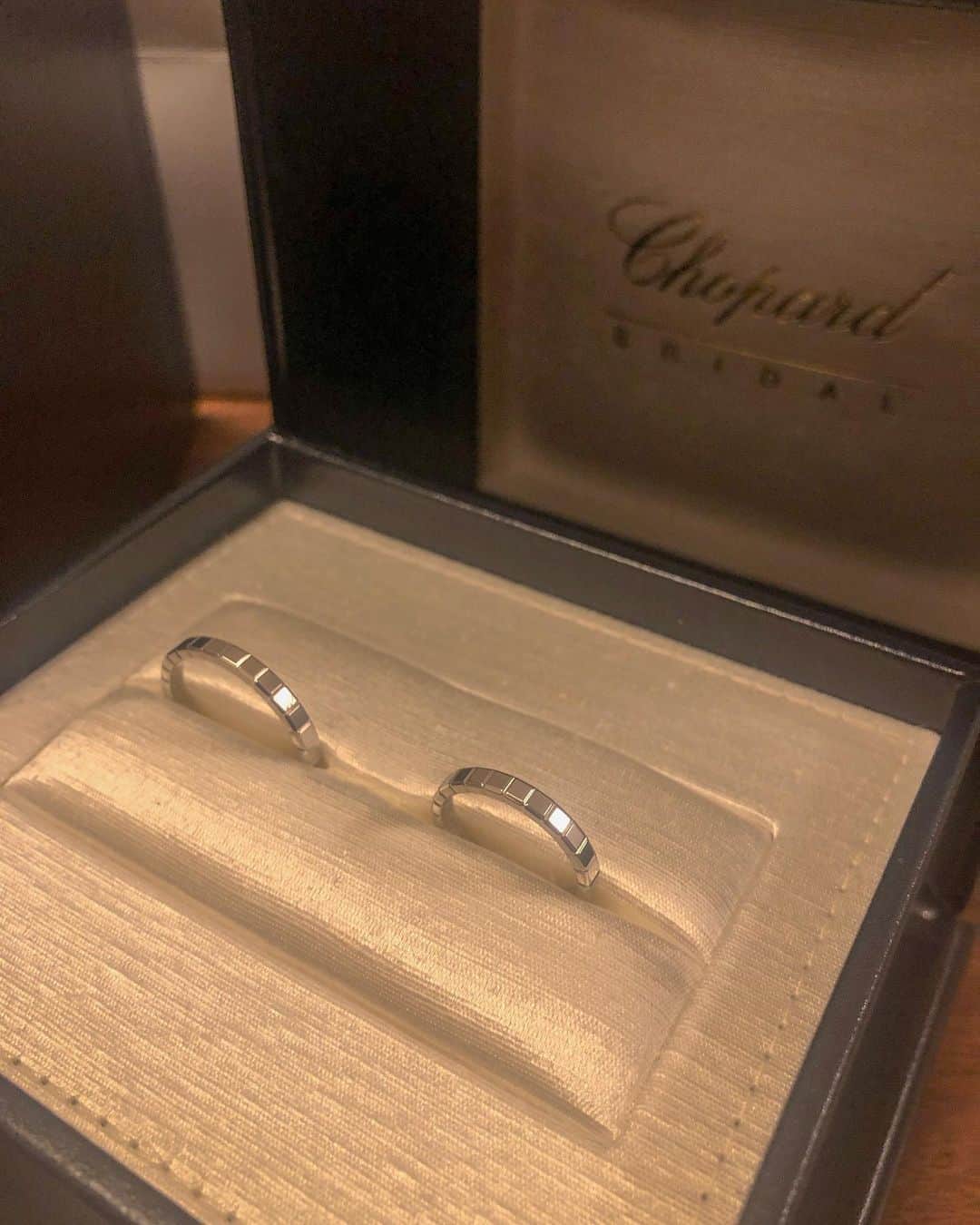 のインスタグラム：「. . 寝れないから更新🙋‍♀️ . 記録用に☺︎ . 結婚指輪はひたすら色々見て、試着もしたけど、どれも踏ん切りつかなくて😅  見に行くつもりはなかったブランドだったんだけど、 一応てきな感じで入ってこれをつけた瞬間「あ。これや✋」ってなりました💜笑  chopard のicecube💍  それから私の気持ちは揺らぐことなく 旦那さんには少し派手？問題あったけど 最終的に私の好みに合わせてくれました😏︎︎︎︎✌︎ . シンプルだけど、上品で存在感がある。 そして着け心地の良さ◎💕 . 28年間ゴールドアクセしか付けない主義だったけど、今までとは違う特別な意味で、婚約指輪と結婚指輪はあえてプラチナに☺︎ . ゴールドとのmixもかわいーしね🤤  結婚式はまだまだ先すぎて待てないから 入籍とともに装着٩(¨ )ว=͟͟͞͞ . . . #結婚指輪 #マリッジリング #プラチナ950 #chopard #chopardicecube #結婚指輪色々見すぎて詳しくなるあるある #無くさないようにせねば #プラチナつけ慣れない #結婚ネタばっかでごめんね🤮」