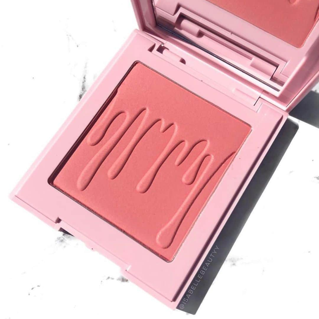 Kylie Cosmeticsさんのインスタグラム写真 - (Kylie CosmeticsInstagram)「blushing beauty 💋 Baddie On The Block blush 😛 @isabellebeautyy」5月23日 3時59分 - kyliecosmetics