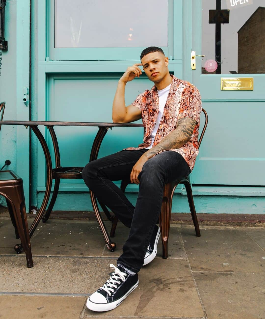 プリマークさんのインスタグラム写真 - (プリマークInstagram)「@cordell_mclean showing us how to mix a bold print with wardrobe staples for SS19 ☝️Shirt £9/€11/$13 @primark.man #Primark #PrimarkMan #menswear」5月23日 4時00分 - primark