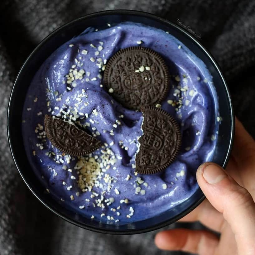 OREOさんのインスタグラム写真 - (OREOInstagram)「A smoothie bowl? 😊 A smoothie bowl with OREO cookies on top? 😍 What’s your favorite way to enjoy OREO cookies? 📸: @tiziano_broccardo」5月23日 4時09分 - oreo