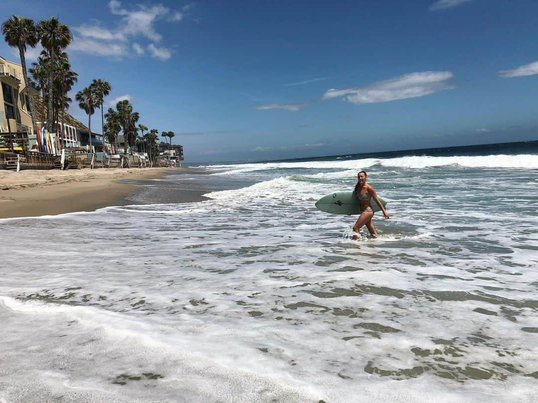 イモージェン・ケアンズさんのインスタグラム写真 - (イモージェン・ケアンズInstagram)「Life’s a wave 🌊 catch it 🏄‍♀️ #malibubeach #malibu #california #losangeles #beach 🌺☀️🌴」5月23日 4時29分 - imogencairns