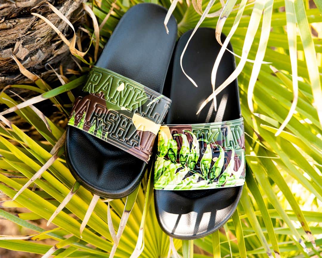 フランクリン&マーシャルのインスタグラム：「Have you ever seen a pair of wilder band slippers than these?  #franklinandmarshall #fashion #fashionformen #outfit #outfitformen #ss19 #newseason #newcollection #summer #highsummer #style #cool #colour #attitude #details #mood #jungle #beach #slippers #wild」