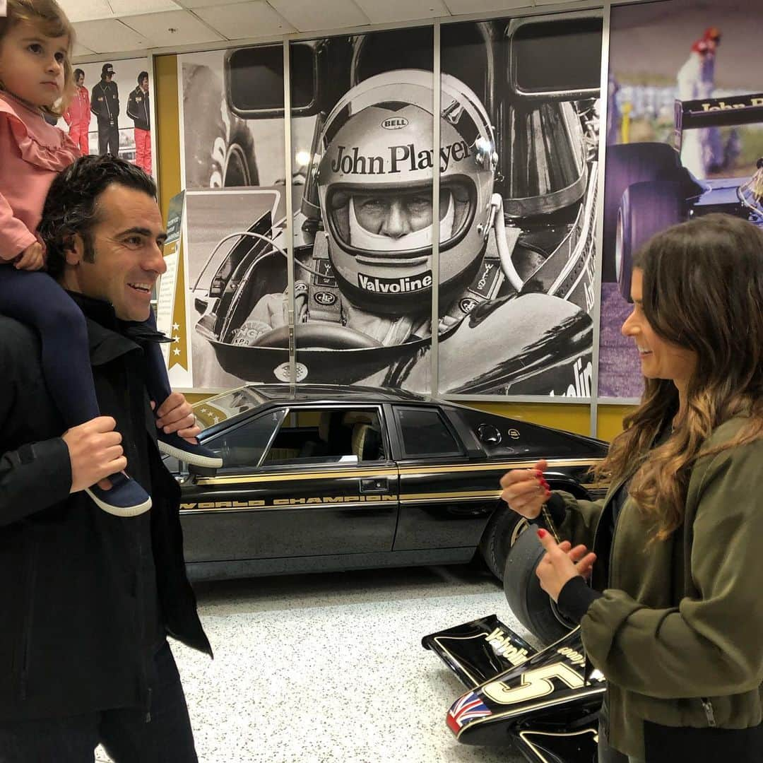 ダニカ・パトリックさんのインスタグラム写真 - (ダニカ・パトリックInstagram)「Working on some pre race pieces today for the Indy 500 on @nbcsports at the @indianapolismotorspeedway museum and I ran into my old teammate @dario_franchitti and his older daughter Sofia. 🙌🏼 ohhhh Indy, all the feels!!!!! ❤️」5月23日 4時22分 - danicapatrick