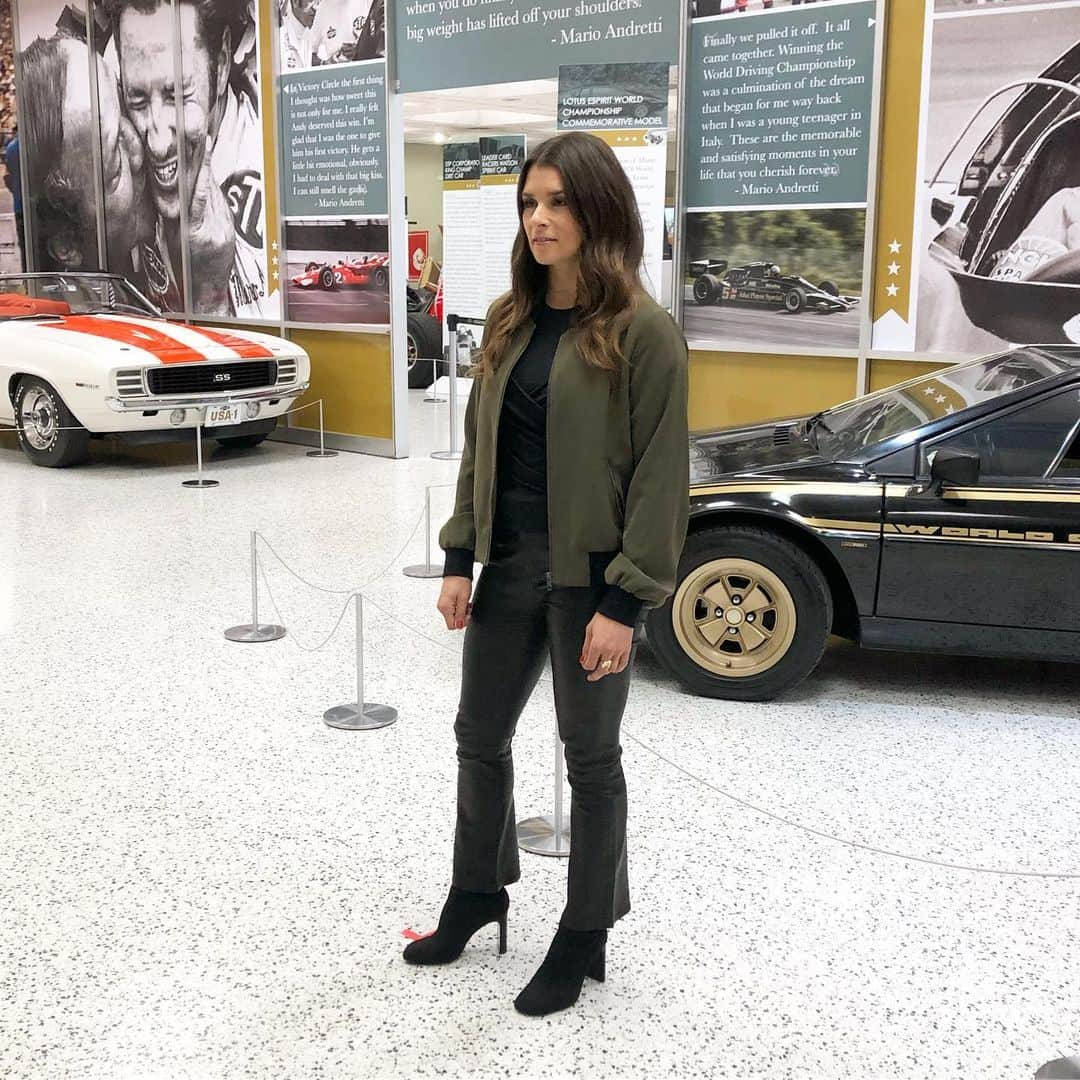 ダニカ・パトリックさんのインスタグラム写真 - (ダニカ・パトリックInstagram)「Working on some pre race pieces today for the Indy 500 on @nbcsports at the @indianapolismotorspeedway museum and I ran into my old teammate @dario_franchitti and his older daughter Sofia. 🙌🏼 ohhhh Indy, all the feels!!!!! ❤️」5月23日 4時22分 - danicapatrick