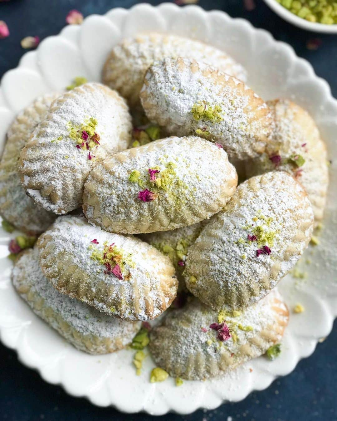 Easy Recipesさんのインスタグラム写真 - (Easy RecipesInstagram)「This super yummy Pistachio Maamoul Cookies recipe is now up on my blog! Grab the step-by-step recipe from the link in my bio.  https://www.cookinwithmima.com/pistachio-maamoul-cookies/」5月23日 4時24分 - cookinwithmima