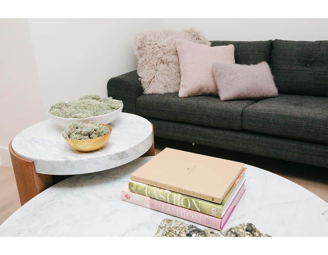 エリン フェザーストンのインスタグラム：「It’s all about the details! I cozied up this nook with earthy pastels and mohair pillows from @abccarpetandhome 📷@mollyktadams #thefetherednest」