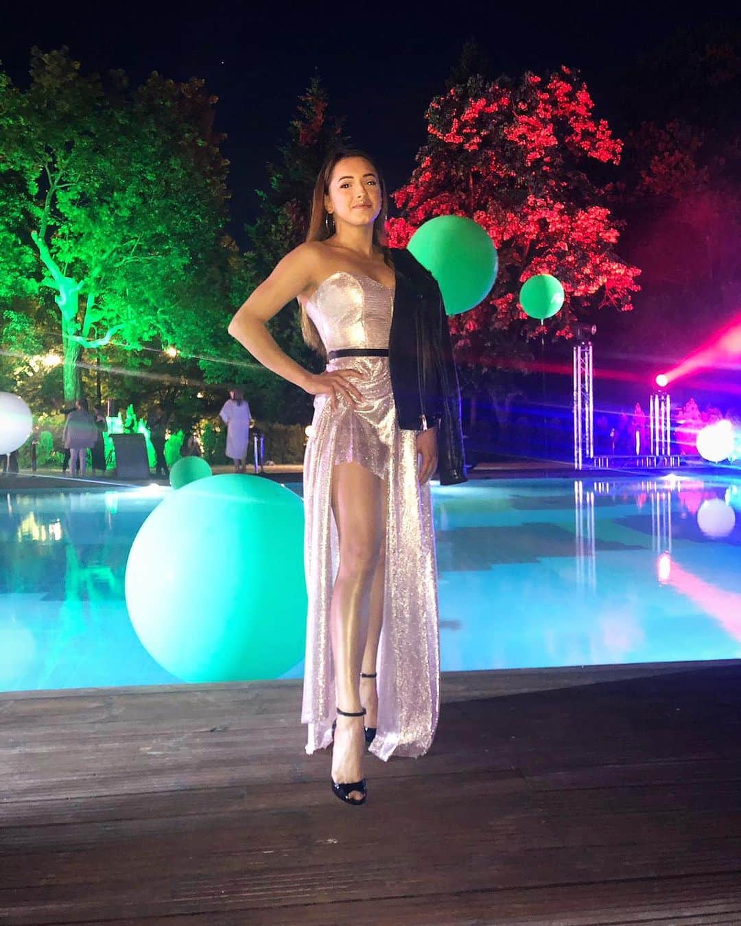 ラリサ・ヨルダケのインスタグラム：「Viva night 🌸 Dress by @kikidumitrescu ❤️」