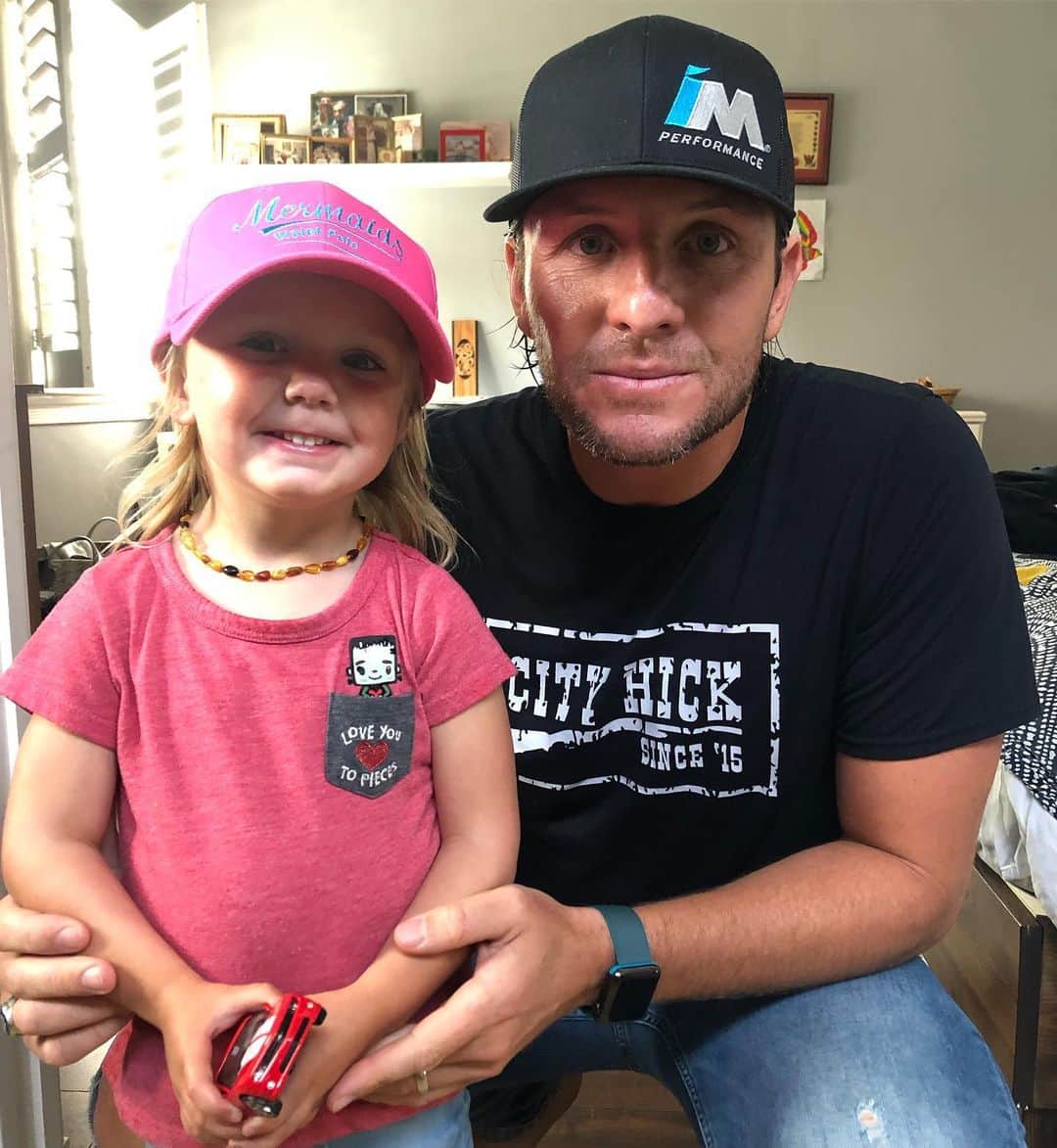 トニー・アゼベドのインスタグラム：「This one has me wrapped around her fingers! #luna @imperformancenutrition」