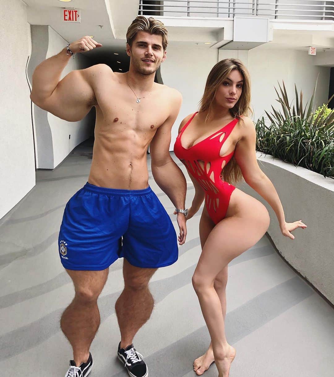 Leleponsさんのインスタグラム写真 - (LeleponsInstagram)「Haters will say we’re fake and don’t work out 💪🏼😉 fitness couple !」5月23日 4時30分 - lelepons