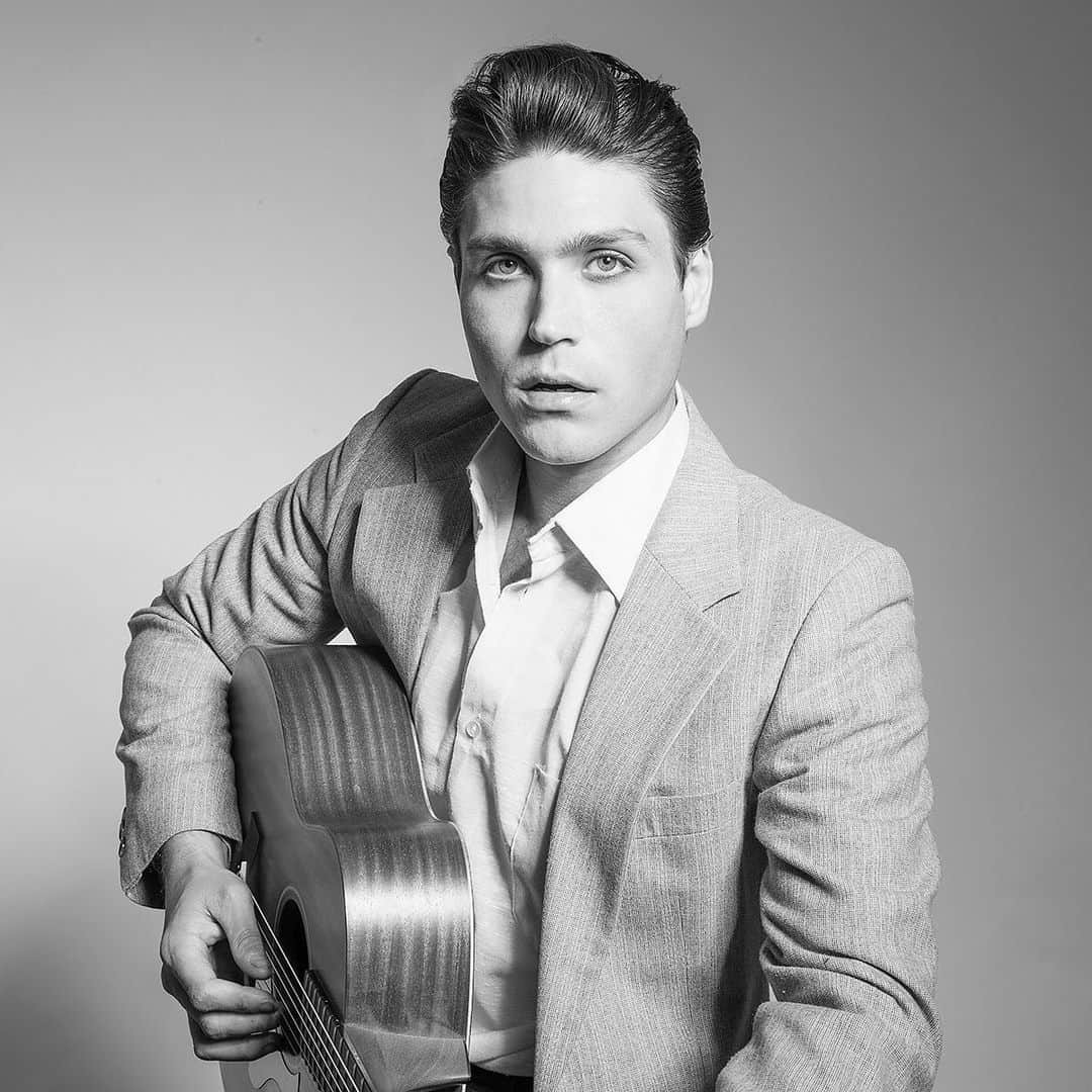 ローガン・ハフマンのインスタグラム：「Elvis Presley: “A little less fight and a little more spark, close your mouth and open your heart.” #elvispresley #theKing」