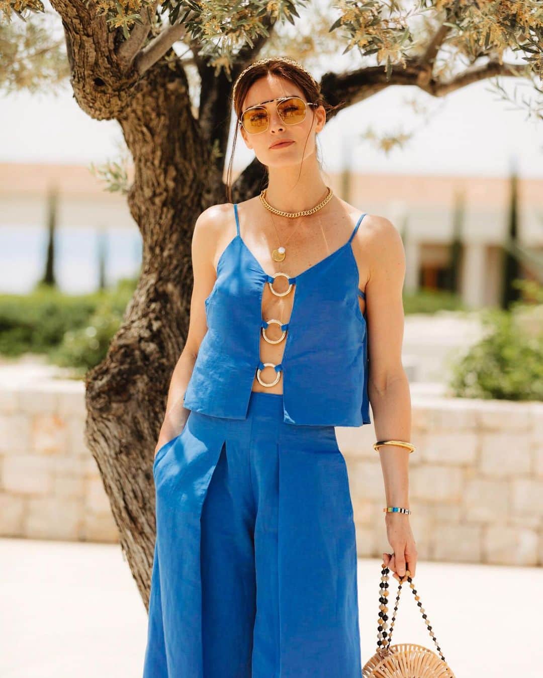 ヒラリー・ローダのインスタグラム：「Poolside lunch! 🇬🇷💙 @netaporter #jetaporter #ad」