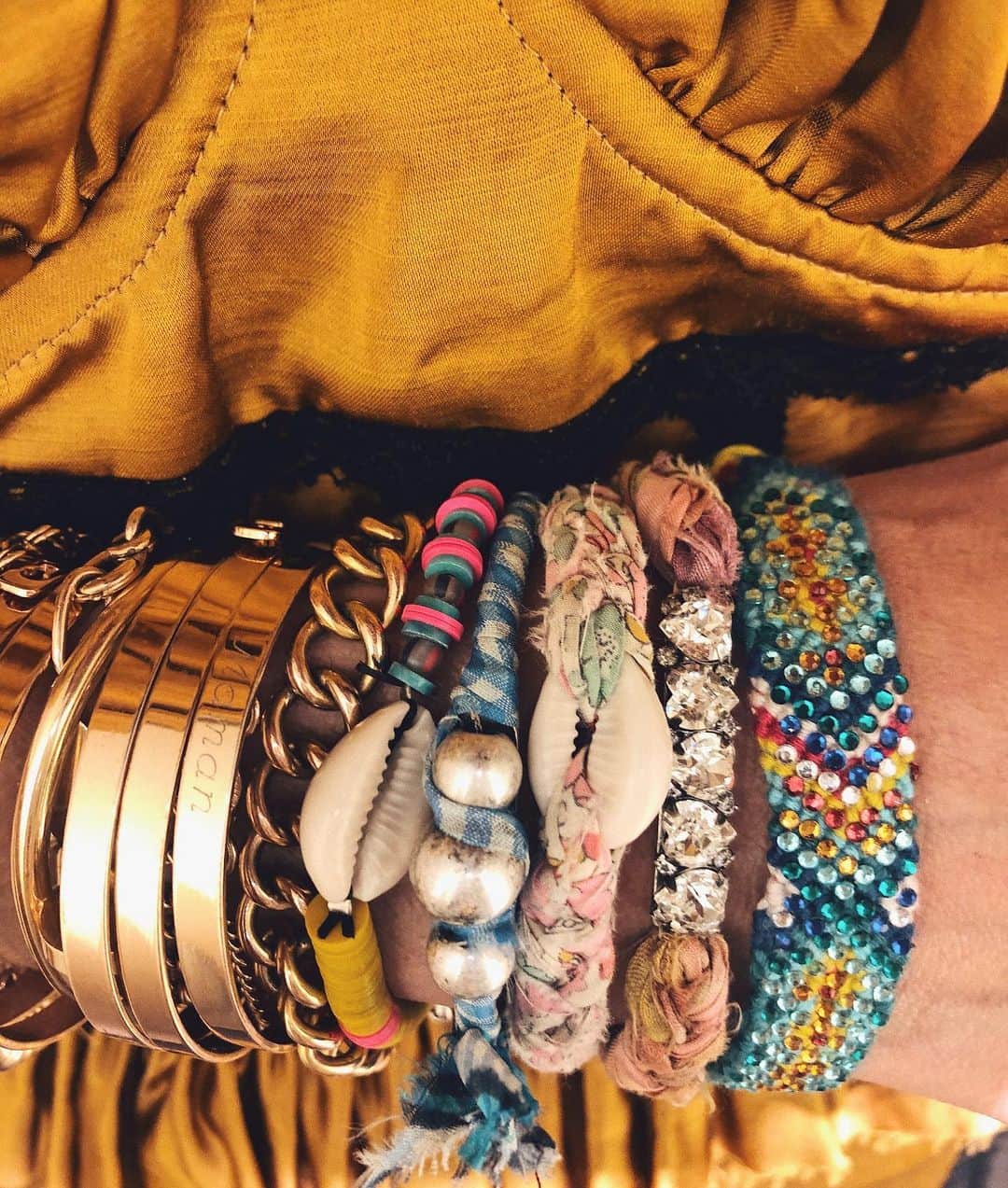 ダニジョーのインスタグラム：「Your summer #armparty awaits...🐚🌊 tap to shop @jodiesnydermorel’s essentials #dannijogirls」