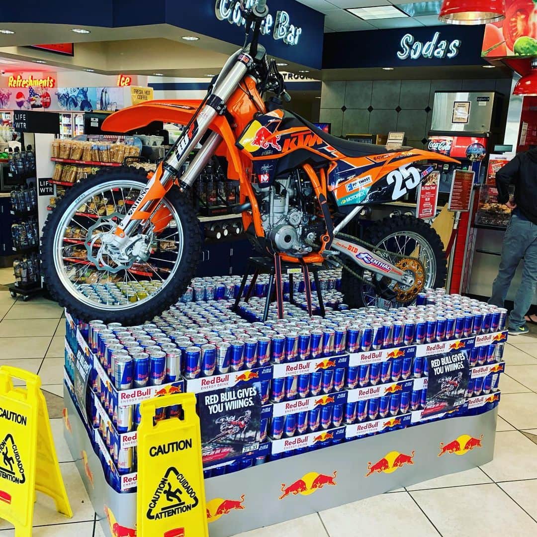 Racer X Onlineさんのインスタグラム写真 - (Racer X OnlineInstagram)「Just ran into @dsmotocustoms as he was putting the finishing touches on this @redbull display at the Pala Mini-Mart near @foxraceway as we get ready for @promotocross this weekend... #thisismoto #motocross #moto #promotocross @marvinmusquin25」5月23日 4時52分 - racerxonline