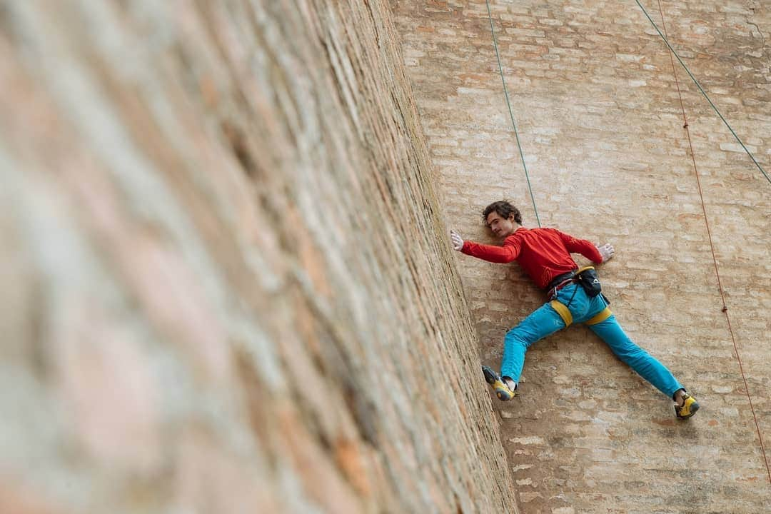 アダム・オンドラさんのインスタグラム写真 - (アダム・オンドラInstagram)「I am currently training abroad in the gym, but this is one of the few climbs i have done recently that resembled rock climbing and it was done in my hometown Brno!  Almost Yosemite-like corner stemming with some occassional crimping. The wall of the castle Špilberk! #špilas #hradby #drolivaomitka  Pic by @lukasbiba  @blackdiamond @montura_official @lasportivagram」5月23日 5時03分 - adam.ondra