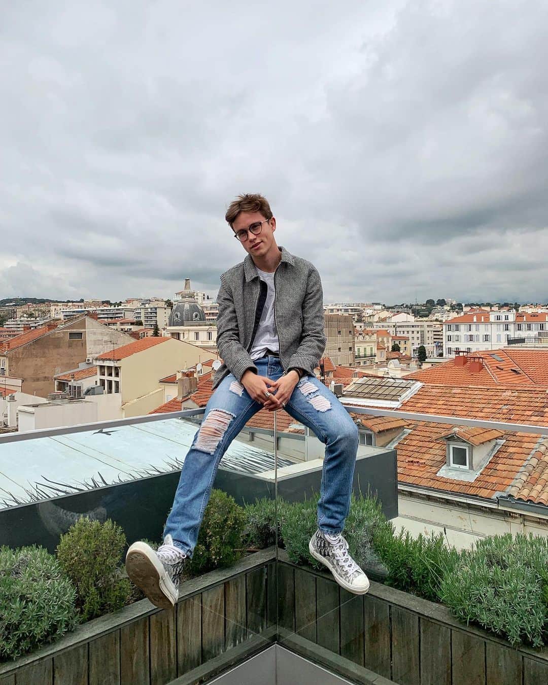 Instagramさんのインスタグラム写真 - (InstagramInstagram)「#Cannes you believe it? Sundy Jules (@sundyjules) sure can’t. The 20-year-old French creator is at the Cannes Film Festival for the first time. “I’m excited for everything,” Sundy says. “The films, the beach, the parties, hanging out with my friends, but definitely mostly excited for the films.” Do you know how to say “walk the red carpet” in French? 🤔 Find out from Sundy in a little quiz we like to call #GameOn, on our story now.」5月23日 5時04分 - instagram
