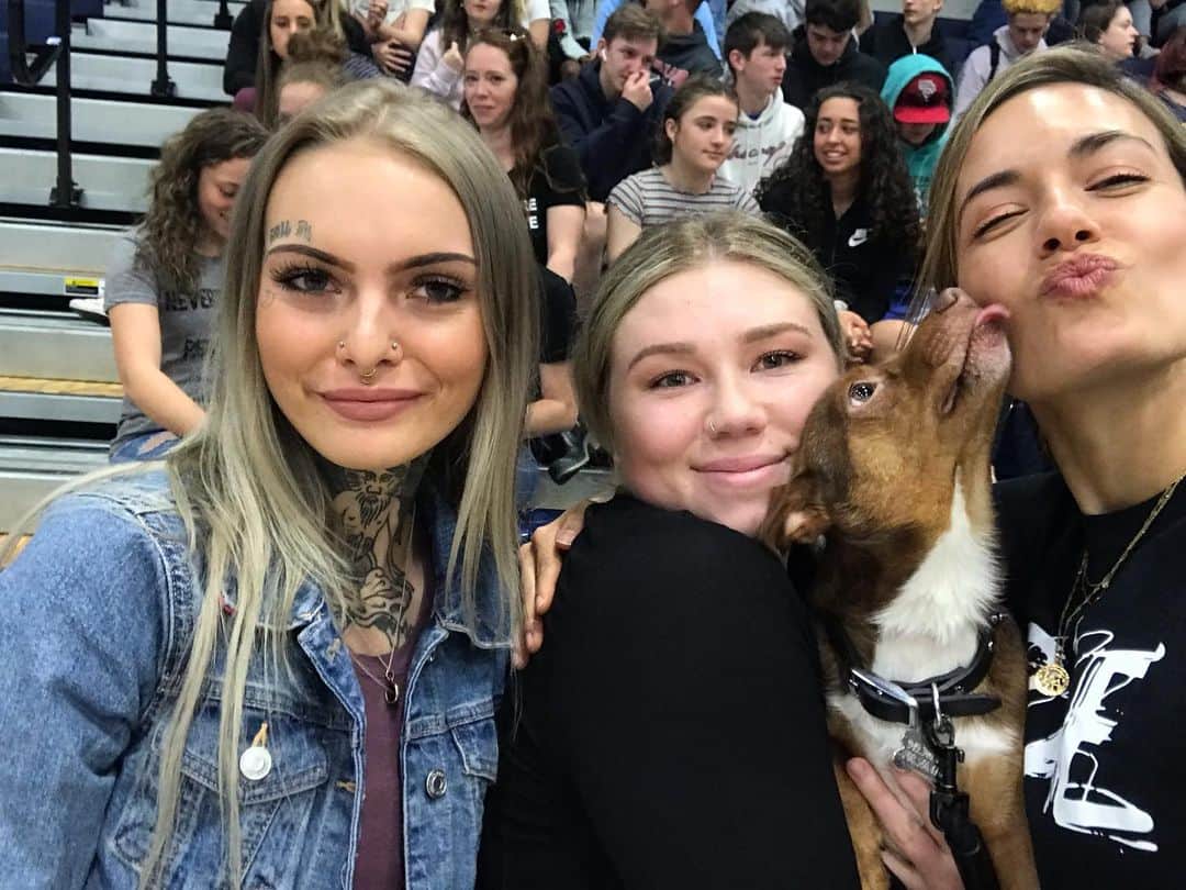 トーレイ・デヴィートのインスタグラム：「Reunited with these 2 beauties (and Rogue 🐶) today in Portland, Maine for @safe_bae consent summit. #safebaesummit」