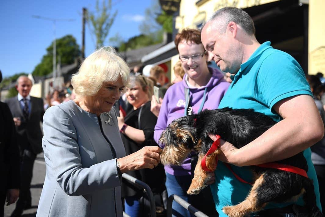 ロイヤル・ファミリーさんのインスタグラム写真 - (ロイヤル・ファミリーInstagram)「Over the past two days, The Prince of Wales and The Duchess of Cornwall have been carrying out engagements across Northern Ireland.  Their Royal Highnesses began their visit yesterday at Castle Coole, County Fermanagh, where they attended the Secretary of State’s Annual Garden Party.  In Lisnaskea, The Prince and The Duchess joined a community celebration event including a Big Lunch and The Prince met farmers from County Fermanagh who have taken part in The Prince’s Countryside Fund Farm Resilience Programme, which provides free advice and business skills training.  Today, The Prince of Wales visited Belfast Synagogue and The Duchess of Cornwall visited the Welcome Organisation in Belfast, a charity that provides services and support to vulnerable women.  In Armagh, The Prince toured St Patrick’s Catholic Cathedral where he learnt about the important cross-community work in the city, and met students at St Patrick’s Grammar School who are taking part in Prince’s Trust programmes. HRH also met young people taking part in a Game of Two Halves – a game which features one half of rugby and the other of Gaelic football.  Ending the visit to Northern Ireland in Lurgan, The Prince of Wales met members of the local community including schoolchildren, the Loyal Orders, and culture and heritage groups.  Discover more photographs of TRH’s visit on @clarencehouse.」5月23日 4時58分 - theroyalfamily