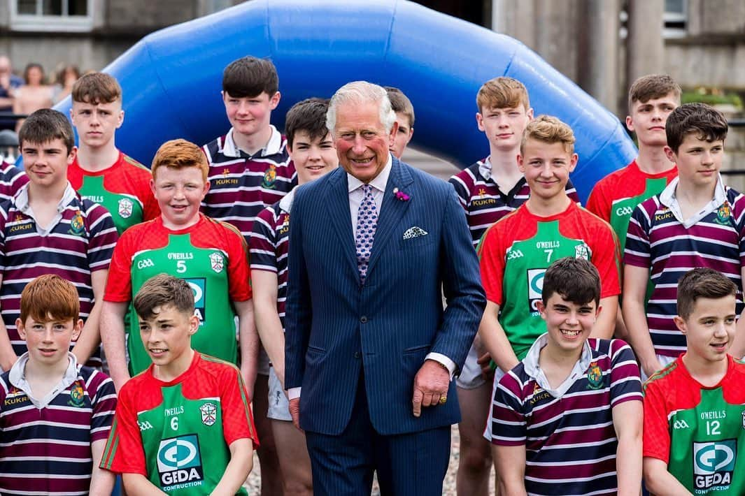 ロイヤル・ファミリーさんのインスタグラム写真 - (ロイヤル・ファミリーInstagram)「Over the past two days, The Prince of Wales and The Duchess of Cornwall have been carrying out engagements across Northern Ireland.  Their Royal Highnesses began their visit yesterday at Castle Coole, County Fermanagh, where they attended the Secretary of State’s Annual Garden Party.  In Lisnaskea, The Prince and The Duchess joined a community celebration event including a Big Lunch and The Prince met farmers from County Fermanagh who have taken part in The Prince’s Countryside Fund Farm Resilience Programme, which provides free advice and business skills training.  Today, The Prince of Wales visited Belfast Synagogue and The Duchess of Cornwall visited the Welcome Organisation in Belfast, a charity that provides services and support to vulnerable women.  In Armagh, The Prince toured St Patrick’s Catholic Cathedral where he learnt about the important cross-community work in the city, and met students at St Patrick’s Grammar School who are taking part in Prince’s Trust programmes. HRH also met young people taking part in a Game of Two Halves – a game which features one half of rugby and the other of Gaelic football.  Ending the visit to Northern Ireland in Lurgan, The Prince of Wales met members of the local community including schoolchildren, the Loyal Orders, and culture and heritage groups.  Discover more photographs of TRH’s visit on @clarencehouse.」5月23日 4時58分 - theroyalfamily