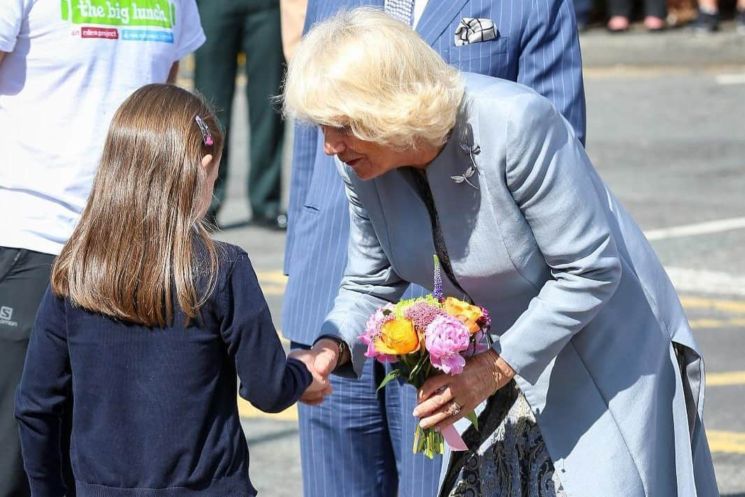 ロイヤル・ファミリーさんのインスタグラム写真 - (ロイヤル・ファミリーInstagram)「Over the past two days, The Prince of Wales and The Duchess of Cornwall have been carrying out engagements across Northern Ireland.  Their Royal Highnesses began their visit yesterday at Castle Coole, County Fermanagh, where they attended the Secretary of State’s Annual Garden Party.  In Lisnaskea, The Prince and The Duchess joined a community celebration event including a Big Lunch and The Prince met farmers from County Fermanagh who have taken part in The Prince’s Countryside Fund Farm Resilience Programme, which provides free advice and business skills training.  Today, The Prince of Wales visited Belfast Synagogue and The Duchess of Cornwall visited the Welcome Organisation in Belfast, a charity that provides services and support to vulnerable women.  In Armagh, The Prince toured St Patrick’s Catholic Cathedral where he learnt about the important cross-community work in the city, and met students at St Patrick’s Grammar School who are taking part in Prince’s Trust programmes. HRH also met young people taking part in a Game of Two Halves – a game which features one half of rugby and the other of Gaelic football.  Ending the visit to Northern Ireland in Lurgan, The Prince of Wales met members of the local community including schoolchildren, the Loyal Orders, and culture and heritage groups.  Discover more photographs of TRH’s visit on @clarencehouse.」5月23日 4時58分 - theroyalfamily