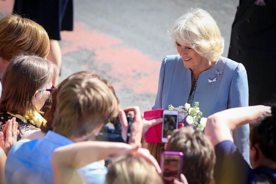 ロイヤル・ファミリーさんのインスタグラム写真 - (ロイヤル・ファミリーInstagram)「Over the past two days, The Prince of Wales and The Duchess of Cornwall have been carrying out engagements across Northern Ireland.  Their Royal Highnesses began their visit yesterday at Castle Coole, County Fermanagh, where they attended the Secretary of State’s Annual Garden Party.  In Lisnaskea, The Prince and The Duchess joined a community celebration event including a Big Lunch and The Prince met farmers from County Fermanagh who have taken part in The Prince’s Countryside Fund Farm Resilience Programme, which provides free advice and business skills training.  Today, The Prince of Wales visited Belfast Synagogue and The Duchess of Cornwall visited the Welcome Organisation in Belfast, a charity that provides services and support to vulnerable women.  In Armagh, The Prince toured St Patrick’s Catholic Cathedral where he learnt about the important cross-community work in the city, and met students at St Patrick’s Grammar School who are taking part in Prince’s Trust programmes. HRH also met young people taking part in a Game of Two Halves – a game which features one half of rugby and the other of Gaelic football.  Ending the visit to Northern Ireland in Lurgan, The Prince of Wales met members of the local community including schoolchildren, the Loyal Orders, and culture and heritage groups.  Discover more photographs of TRH’s visit on @clarencehouse.」5月23日 4時58分 - theroyalfamily