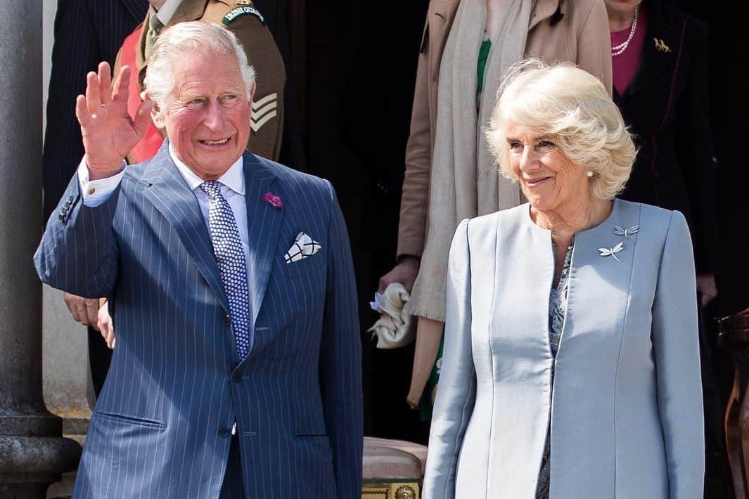 ロイヤル・ファミリーさんのインスタグラム写真 - (ロイヤル・ファミリーInstagram)「Over the past two days, The Prince of Wales and The Duchess of Cornwall have been carrying out engagements across Northern Ireland.  Their Royal Highnesses began their visit yesterday at Castle Coole, County Fermanagh, where they attended the Secretary of State’s Annual Garden Party.  In Lisnaskea, The Prince and The Duchess joined a community celebration event including a Big Lunch and The Prince met farmers from County Fermanagh who have taken part in The Prince’s Countryside Fund Farm Resilience Programme, which provides free advice and business skills training.  Today, The Prince of Wales visited Belfast Synagogue and The Duchess of Cornwall visited the Welcome Organisation in Belfast, a charity that provides services and support to vulnerable women.  In Armagh, The Prince toured St Patrick’s Catholic Cathedral where he learnt about the important cross-community work in the city, and met students at St Patrick’s Grammar School who are taking part in Prince’s Trust programmes. HRH also met young people taking part in a Game of Two Halves – a game which features one half of rugby and the other of Gaelic football.  Ending the visit to Northern Ireland in Lurgan, The Prince of Wales met members of the local community including schoolchildren, the Loyal Orders, and culture and heritage groups.  Discover more photographs of TRH’s visit on @clarencehouse.」5月23日 4時58分 - theroyalfamily