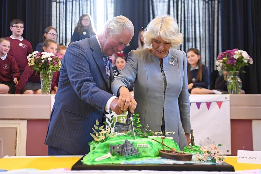 ロイヤル・ファミリーさんのインスタグラム写真 - (ロイヤル・ファミリーInstagram)「Over the past two days, The Prince of Wales and The Duchess of Cornwall have been carrying out engagements across Northern Ireland.  Their Royal Highnesses began their visit yesterday at Castle Coole, County Fermanagh, where they attended the Secretary of State’s Annual Garden Party.  In Lisnaskea, The Prince and The Duchess joined a community celebration event including a Big Lunch and The Prince met farmers from County Fermanagh who have taken part in The Prince’s Countryside Fund Farm Resilience Programme, which provides free advice and business skills training.  Today, The Prince of Wales visited Belfast Synagogue and The Duchess of Cornwall visited the Welcome Organisation in Belfast, a charity that provides services and support to vulnerable women.  In Armagh, The Prince toured St Patrick’s Catholic Cathedral where he learnt about the important cross-community work in the city, and met students at St Patrick’s Grammar School who are taking part in Prince’s Trust programmes. HRH also met young people taking part in a Game of Two Halves – a game which features one half of rugby and the other of Gaelic football.  Ending the visit to Northern Ireland in Lurgan, The Prince of Wales met members of the local community including schoolchildren, the Loyal Orders, and culture and heritage groups.  Discover more photographs of TRH’s visit on @clarencehouse.」5月23日 4時58分 - theroyalfamily