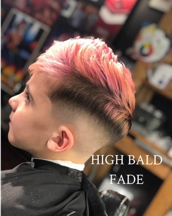 CosmoProf Beautyさんのインスタグラム写真 - (CosmoProf BeautyInstagram)「#BarberTip on how to control the fade by Artistic Team member @keonthebarber💈  One of the biggest struggles with fading is the fade going up too high. One of the main reasons for this is where you begin your fade or where you set your guide (referenced as “guideline” in 📸). For example, It would seem that if you're doing a high fade, you would set your guide where a high fade would be, but this isn’t the case. Once you’ve balded or took the hair to skin (below where the guide is), the only place to start your blend is above that guideline, which is why so many end up taking their fade too high.  One of the simplest ways to control your fades is to always set your guide lower than where you want the fade to be. This will leave you an area to focus your blend so it is noticeable (referenced as “fade zone” above). Also, this is how you control your blend. 👌 Some clients want a tighter fade, some like it blurry (a wider spread blend)...The further away you set your guide, the blurrier the blend.  The closer you set it, the tighter. Hope this tip helps you be even more #licensedtocreate  #cosmoprofbarber #haireducation #haireducator #barbershopconnect #barbernation #bestbarbers #barbering #barberlife」5月23日 4時58分 - cosmoprofbeauty