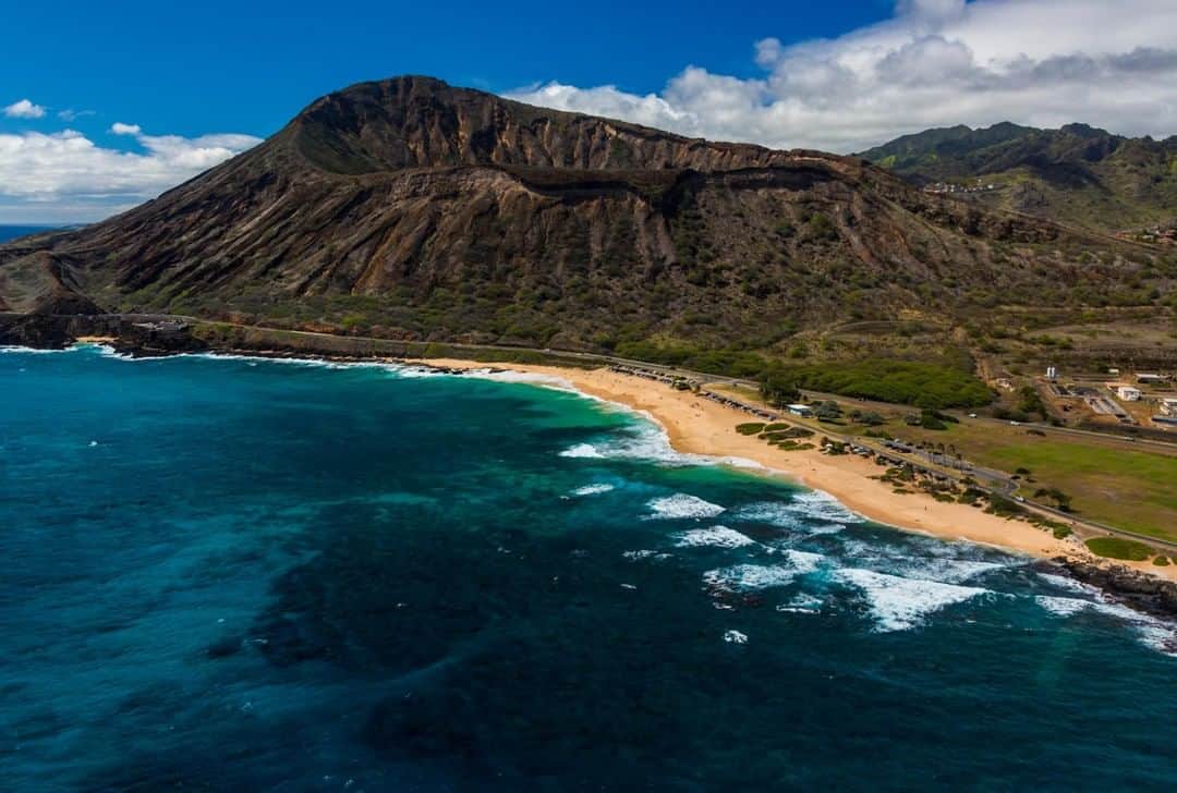 ハワイアン航空さんのインスタグラム写真 - (ハワイアン航空Instagram)「Hawaii's most popular activity is going to the beach. Whether you're tanning, surfing or diving; check out our list for the top 10 beaches on O‘ahu in our bio. Did your favorites make the list? 📍: Sandy Beach Park, O‘ahu ⠀⠀⠀⠀⠀⠀⠀⠀⠀ . . . #ExploreHawaii #GlimpseofHawaii #NakedHawaii #HawaiiUnchained #AlohaOutdoors #LetHawaiiHappen #Hawaii #NorthShore #Oahu」5月23日 5時00分 - hawaiianairlines