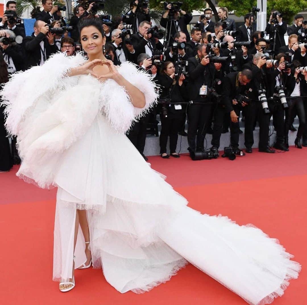 サムエデルマンのインスタグラム：「Actress @aishwaryaraibachchan_arb wearing our Ariella Sandal in White Leather while attending the screening of "La Belle Epoque" during the 72nd Annual Cannes Film Festival」