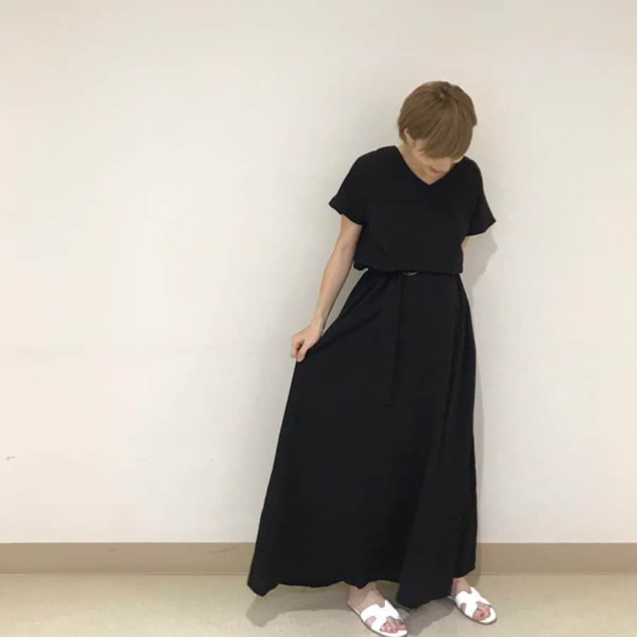 長谷川あやさんのインスタグラム写真 - (長谷川あやInstagram)「🐼🐼🐼 #fashion #ootd #outfit #code #coordinate #style #titivate #titivatestyle #152せんちこーで @titivatejp #赤ちゃんのいる生活 #新生児 #ママコーデ ・ ・ ・ 新しいことだらけで入院生活も 1日1日がめちゃくちゃ早い(´∀｀)💦 ・ 小夏さんはとっても食欲旺盛で だいたい2時間起きに母乳コールしてきます！笑 そしてがばがば飲みます！笑 おかげでかぁちゃんは入院中に 体重はぴったり妊娠前に戻りそうだよ😂🙌笑 ・ おやすみ？おはよう？どっちだっけ？ みたいな生活だけどなんだか楽しい💛💛💛 ハッピーな疲労です😋 （↑こんな呑気なこと言ってられるのも 今のうちだけっぽいから言っとく 笑） ・ この日のコーデは #ティティベイト #ベルト付きvネックロングワンピース と #スクエアサンダル ✨ ・ 久しぶりにモノトーンコーデでした💁‍♀️💓」5月23日 5時00分 - ayasuke_0516