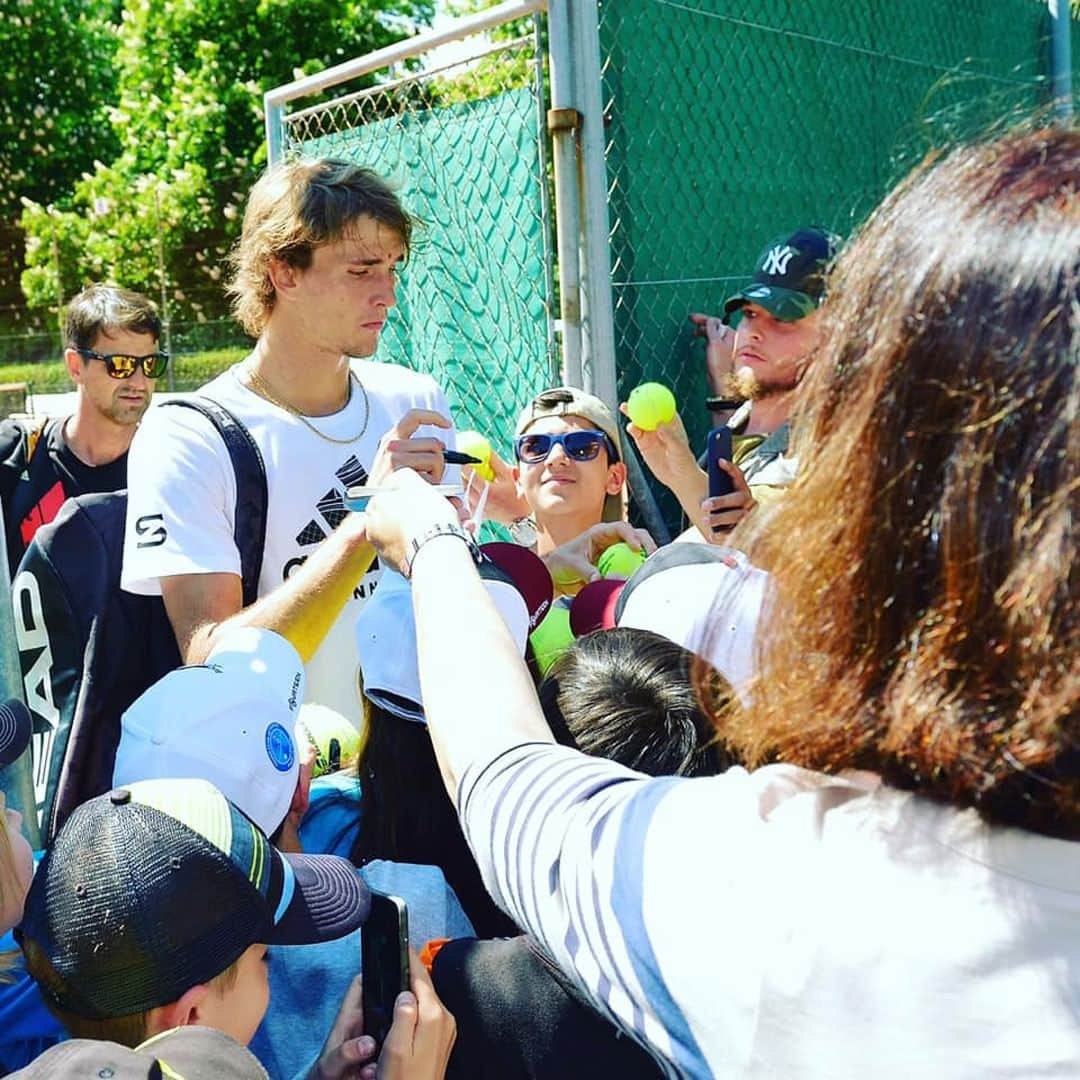 ATP World Tourさんのインスタグラム写真 - (ATP World TourInstagram)「@alexzverev123 is a man in demand. 🖊 _ 📸: @banque_eric_sturdza_genevaopen  #alexanderzverev #atpgva #atptour #tennis」5月23日 5時01分 - atptour