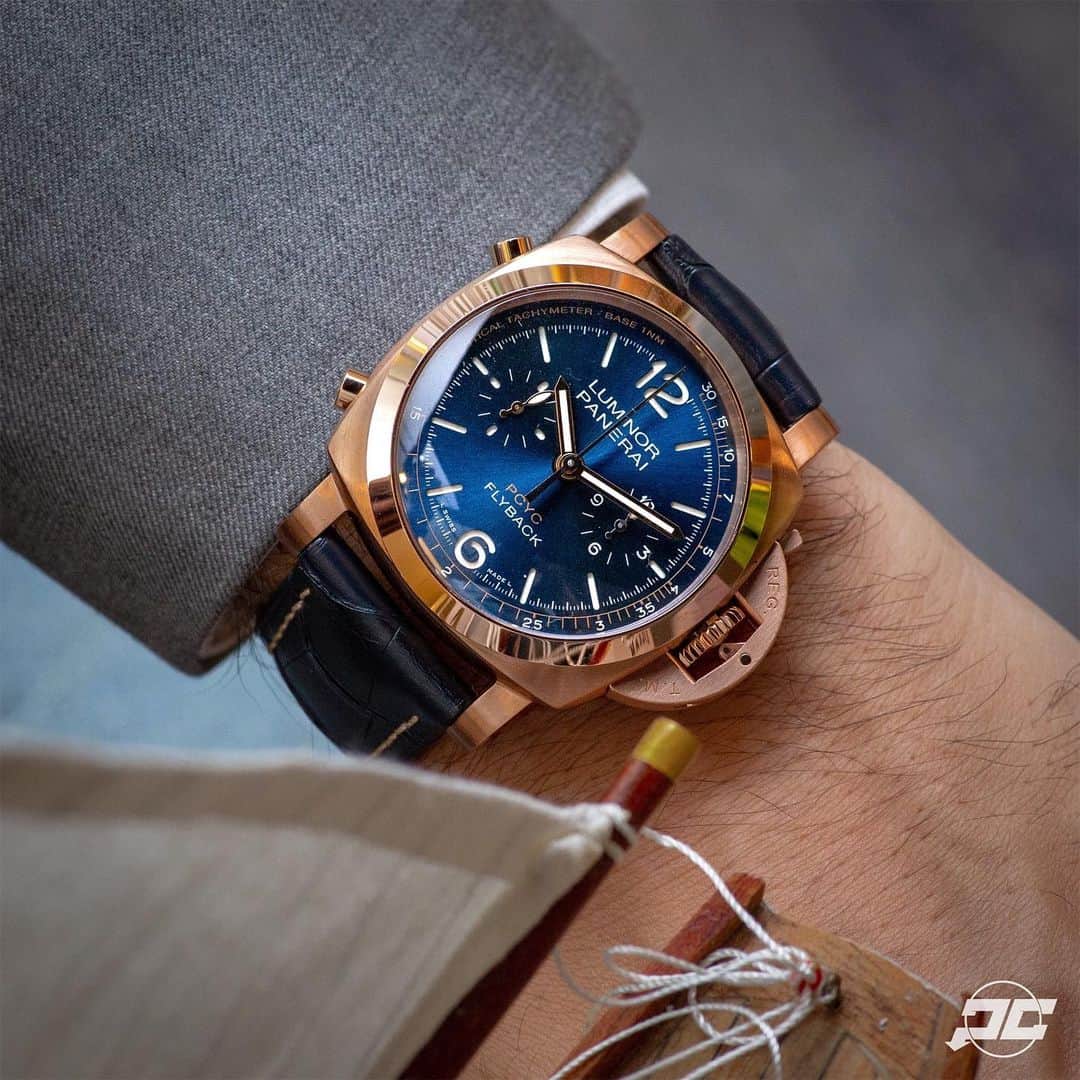 パネライのインスタグラム：「A second piece in the 2019 PCYC (Panerai Classic Yacht Challenge) is this stunning #Panerai #PAM1020 44mm Goldtech case Luminor Marina Chrono Flyback with blue sun burst dial. Goldtech is the name that Panerai uses for their special gold Alloy which has a percentage of copper to give it a red hue as well as Platinum which helps the metal from oxidizing. So it’s not the typical Rose gold, but more of a red gold or Oro Rosso that we originally got used to. At least that what I believe. MSRP is at 28,300 USD. #paneraicentral」