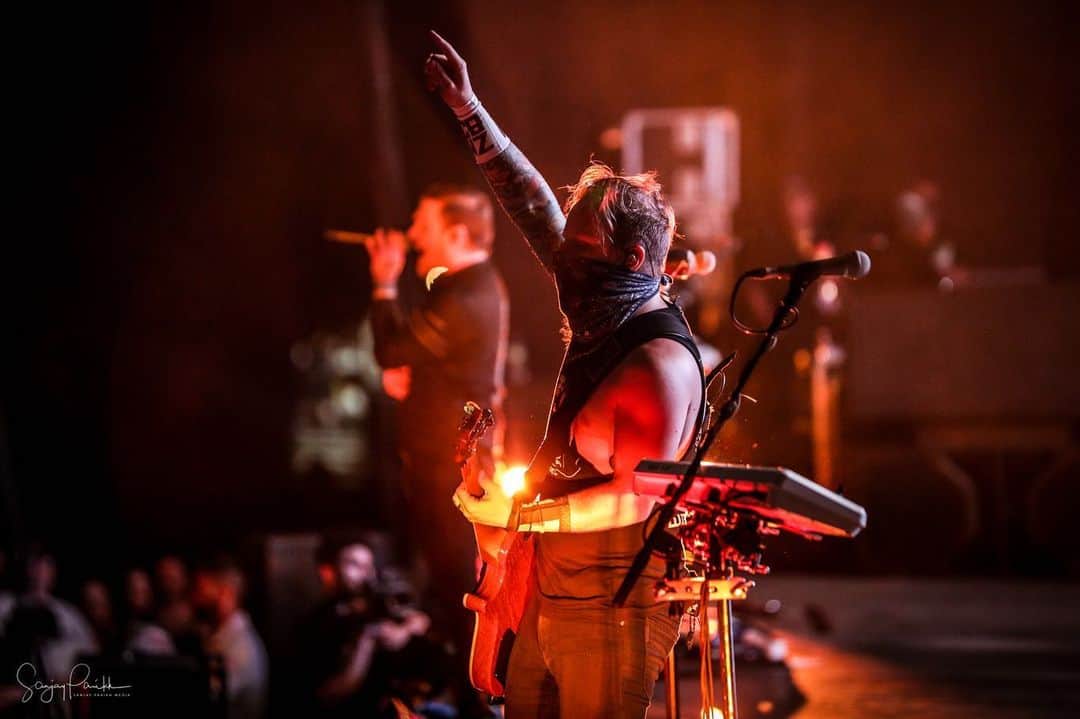 Shinedownさんのインスタグラム写真 - (ShinedownInstagram)「Kansas City, MO tonight... one night only for a SOLD OUT show! @iamchrisporter opens with jokeyjokes at 8PM. See you at @themidland! . . 📷 @sanjayparikhphoto #shinedown #eveningwithshinedown #kansascity #soldout #comedian」5月23日 5時12分 - shinedown