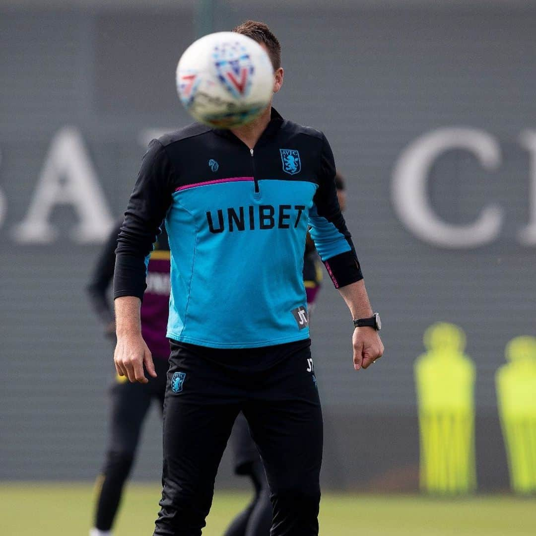 ジョン・テリーさんのインスタグラム写真 - (ジョン・テリーInstagram)「📞Nev, can you send me some pics from training please? 📷😂⚽️ @avfcofficial」5月23日 5時07分 - johnterry.26