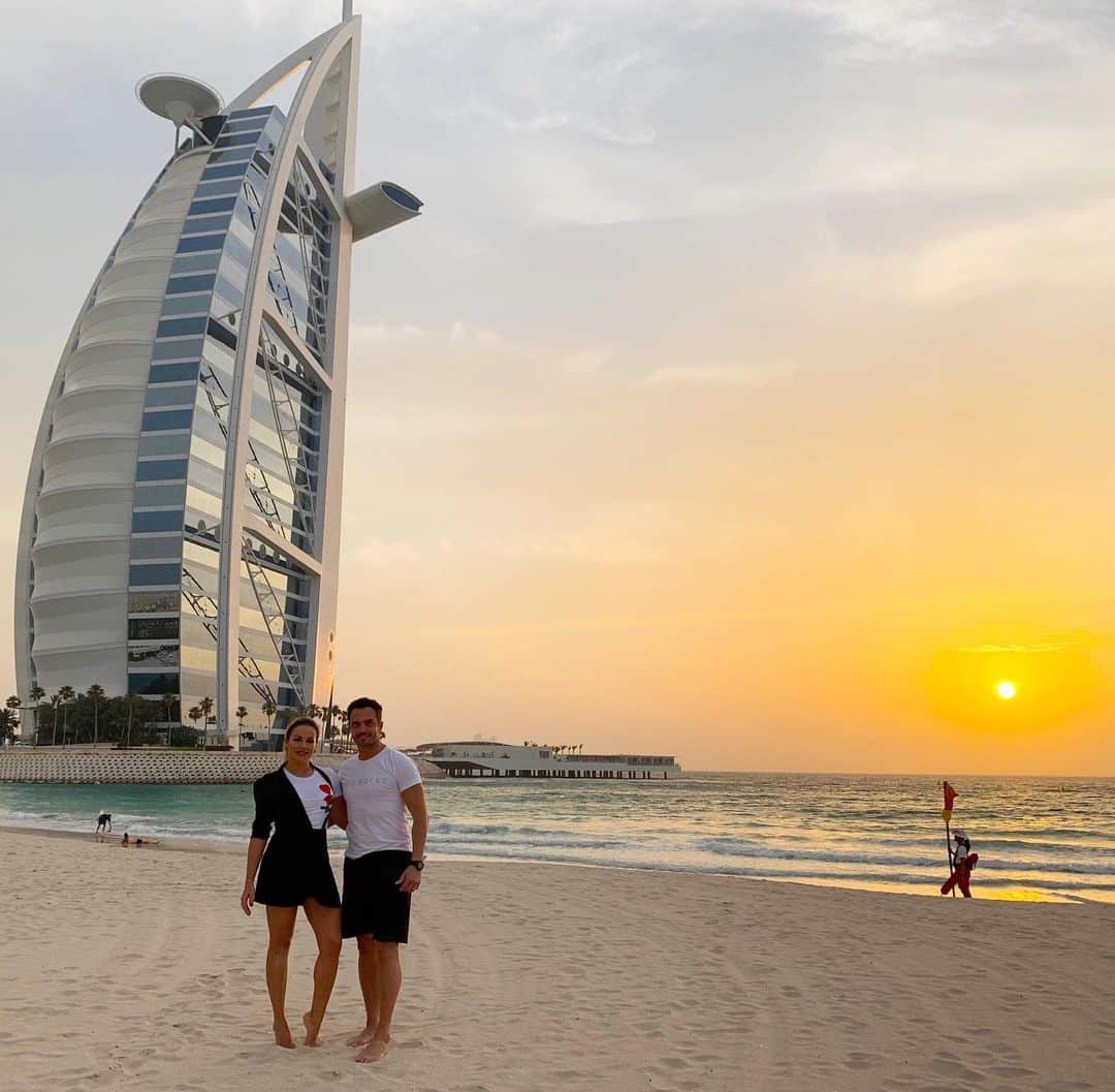 アレッサンドロ・ローザ・ヴィエイラのインスタグラム：「Com você apenas #Paz e #Amor @lilifariav ❤️👱🏼‍♀️ #MyDubai #Dubai」