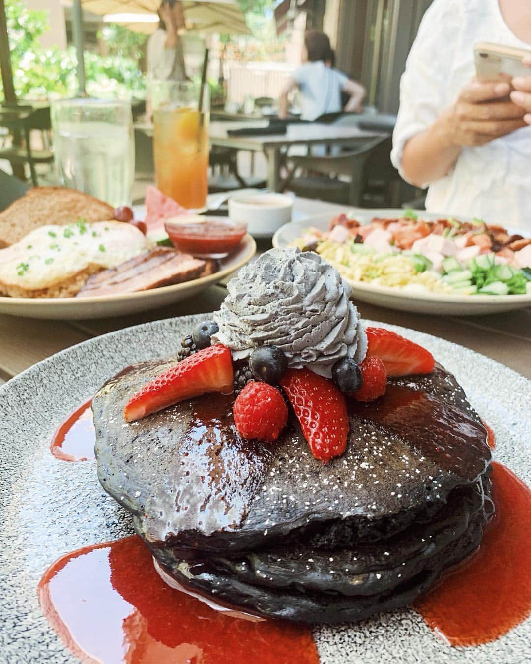 吉田夏海さんのインスタグラム写真 - (吉田夏海Instagram)「ＬＵＮＣＨ🖤🖤🖤 . お目当のチャコールパンケーキ🥞 . この黒はココナッツの炭の色なんだって🤪🤞 . 炭はデトックス効果があるみたいだからたくさん食べても罪悪感なし🙆‍♀️w . 甘くなくて美味しかったよ🖤🖤🖤 . 久しぶりにみほさんとすーちゃんに会えて嬉しかったなぁ🥰 . #hawaii #lunch #waikiki #pancake」5月23日 5時09分 - natsumiiiiiiiiiii