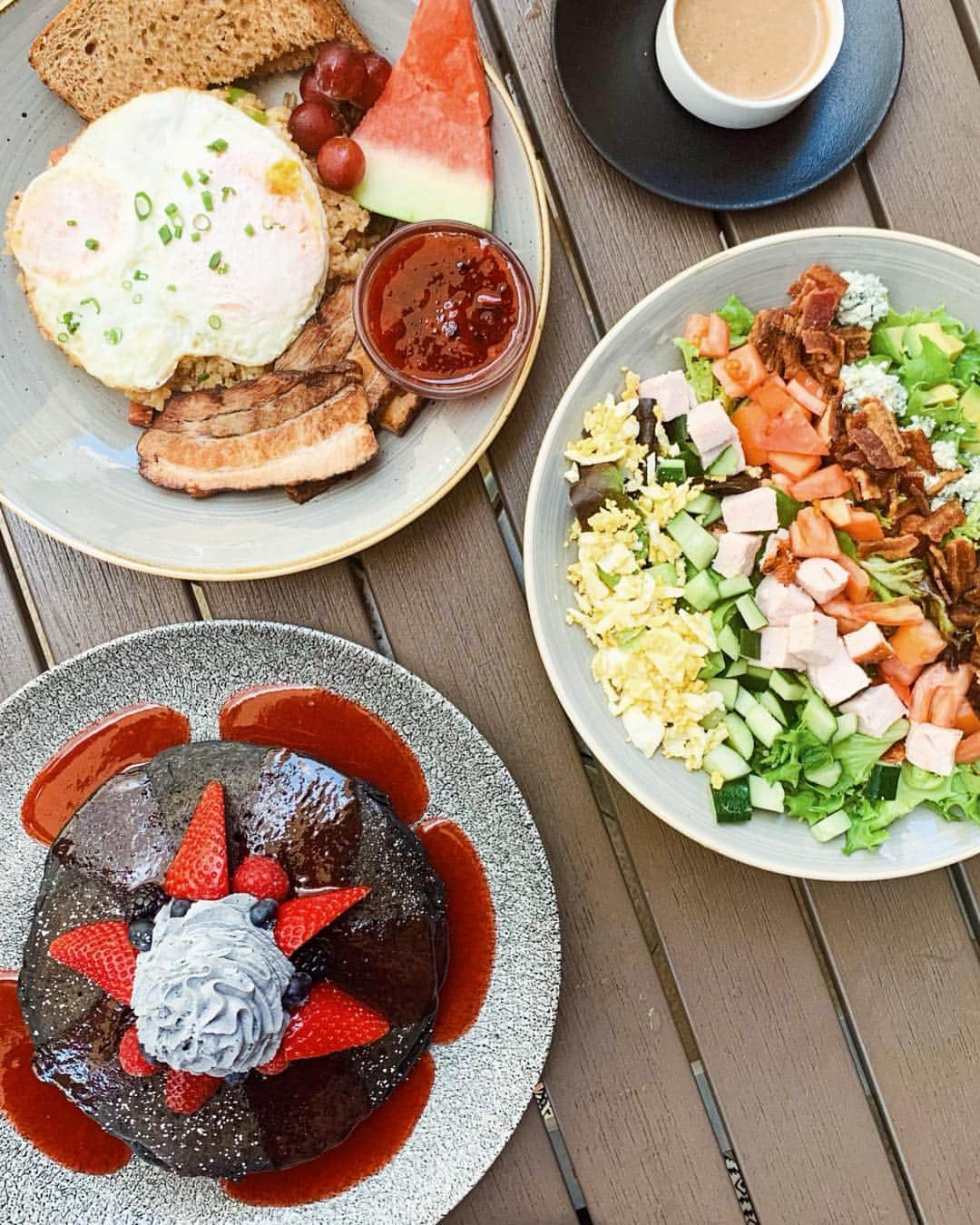 吉田夏海さんのインスタグラム写真 - (吉田夏海Instagram)「ＬＵＮＣＨ🖤🖤🖤 . お目当のチャコールパンケーキ🥞 . この黒はココナッツの炭の色なんだって🤪🤞 . 炭はデトックス効果があるみたいだからたくさん食べても罪悪感なし🙆‍♀️w . 甘くなくて美味しかったよ🖤🖤🖤 . 久しぶりにみほさんとすーちゃんに会えて嬉しかったなぁ🥰 . #hawaii #lunch #waikiki #pancake」5月23日 5時09分 - natsumiiiiiiiiiii