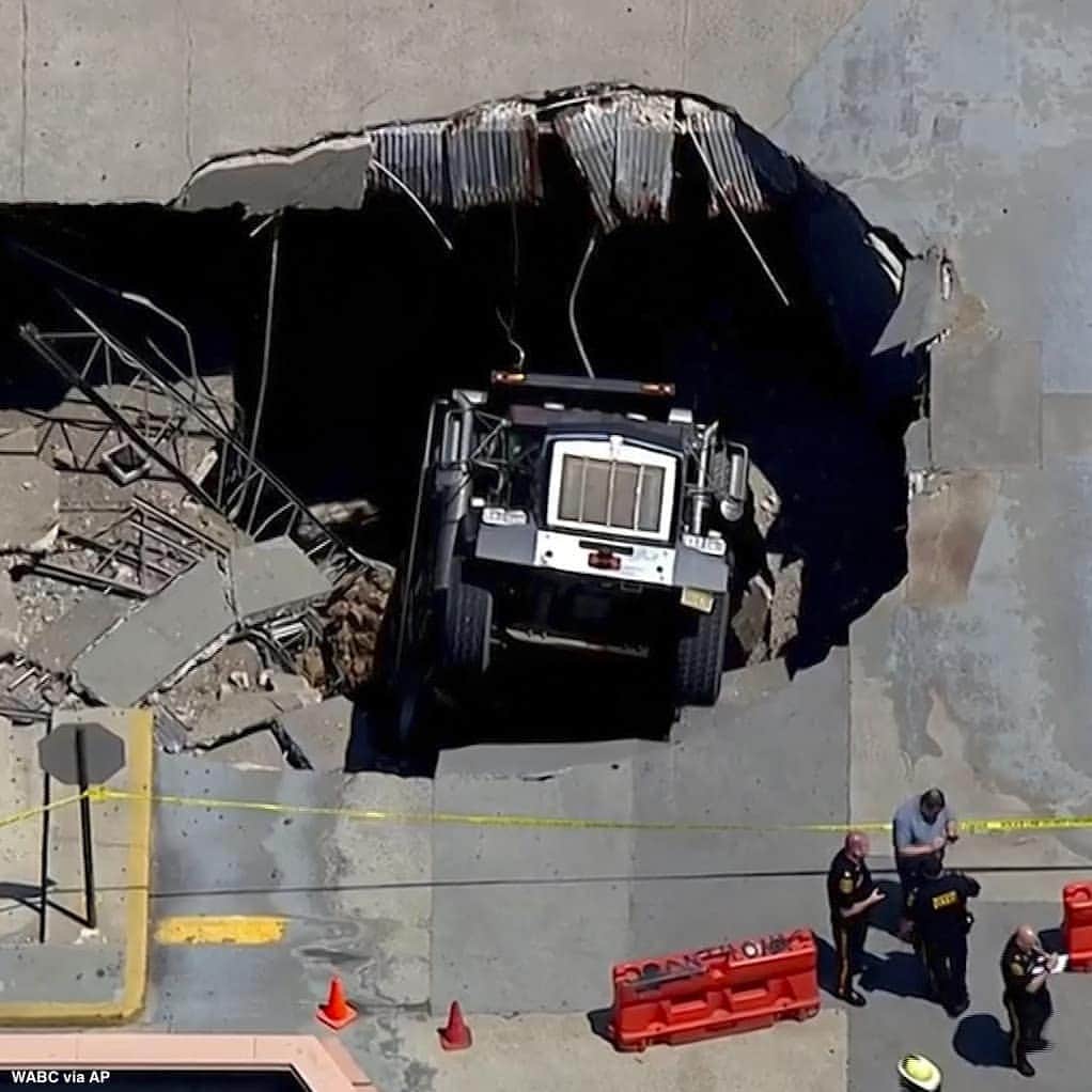 ABC Newsさんのインスタグラム写真 - (ABC NewsInstagram)「First responders work to secure an area in Bergen, New Jersey, after a box truck falls through a parking garage. #truck #accident #newjersey」5月23日 5時17分 - abcnews